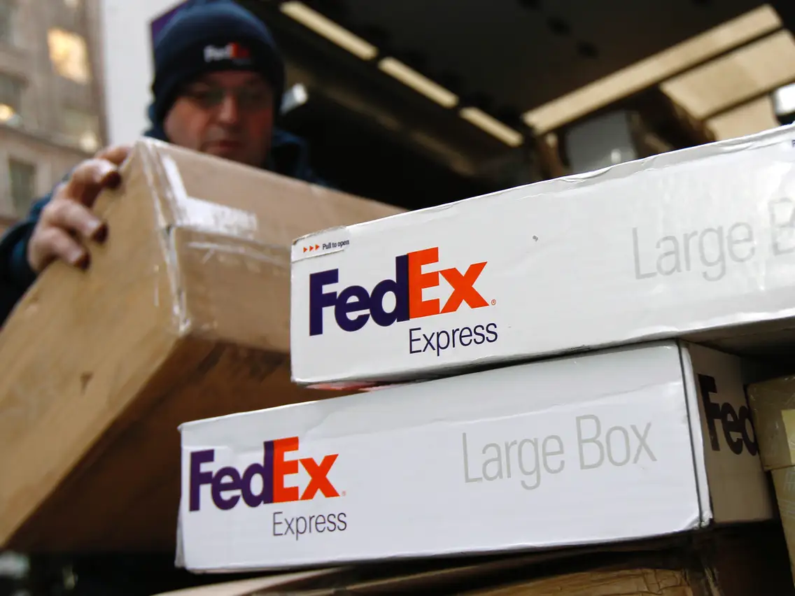 What Happens if FedEx Finds Cash in a Package?