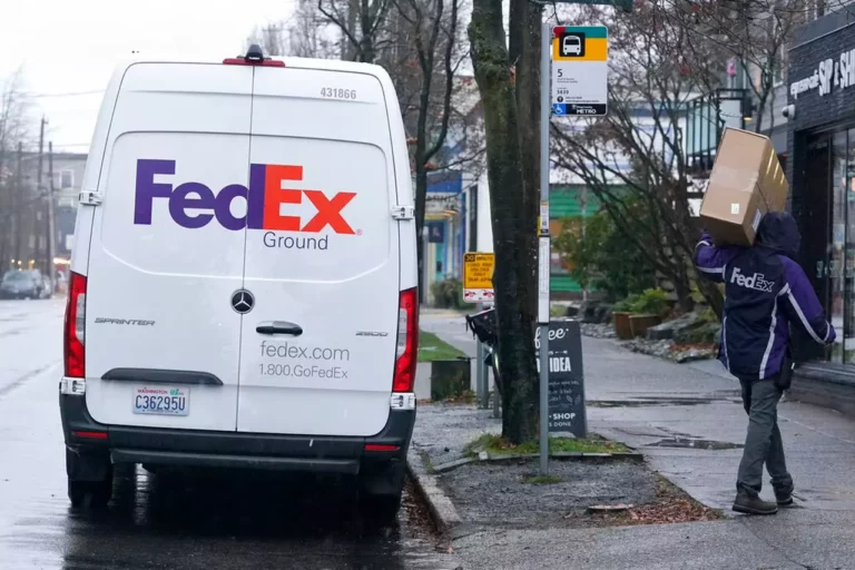 What Happens if FedEx Finds Cash in a Package?