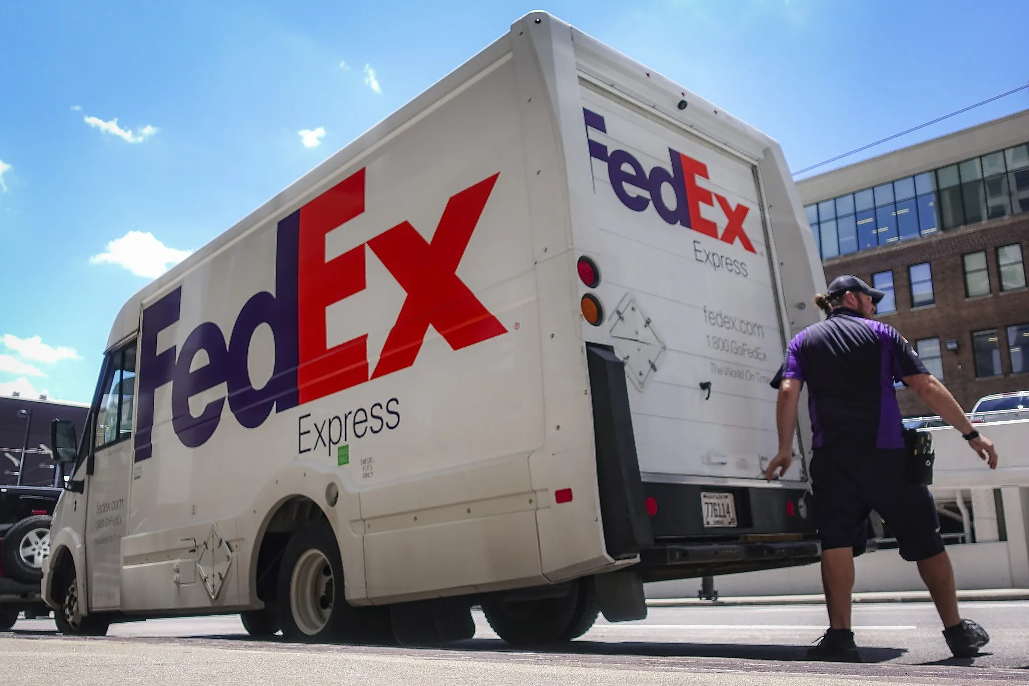 Can FedEx Deliver Without Signature?