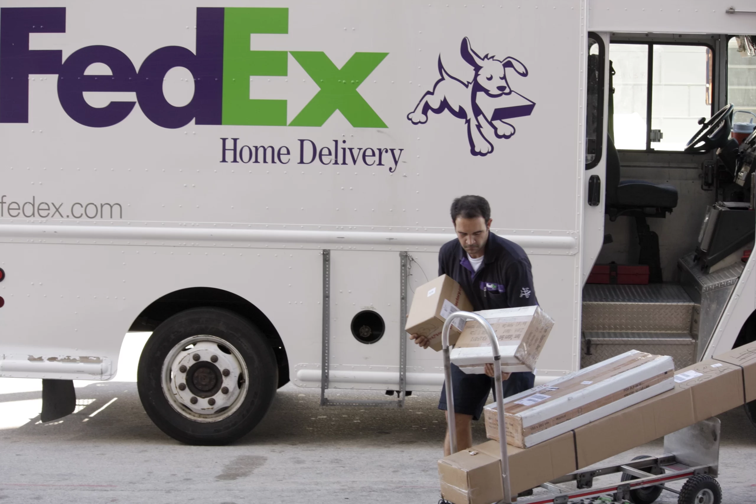 What Time Does FedEx Stop Delivering?